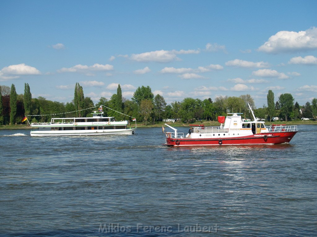 Motor Segelboot mit Motorschaden trieb gegen Alte Liebe bei Koeln Rodenkirchen P049.JPG